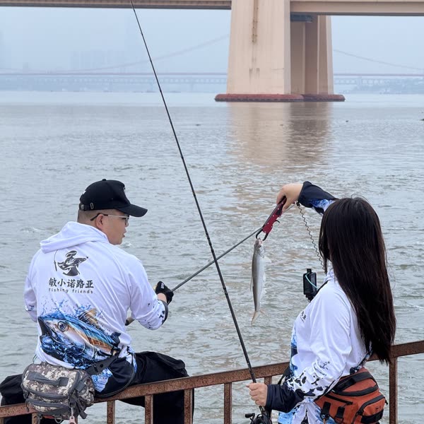 长江边钓鱼的陌生人